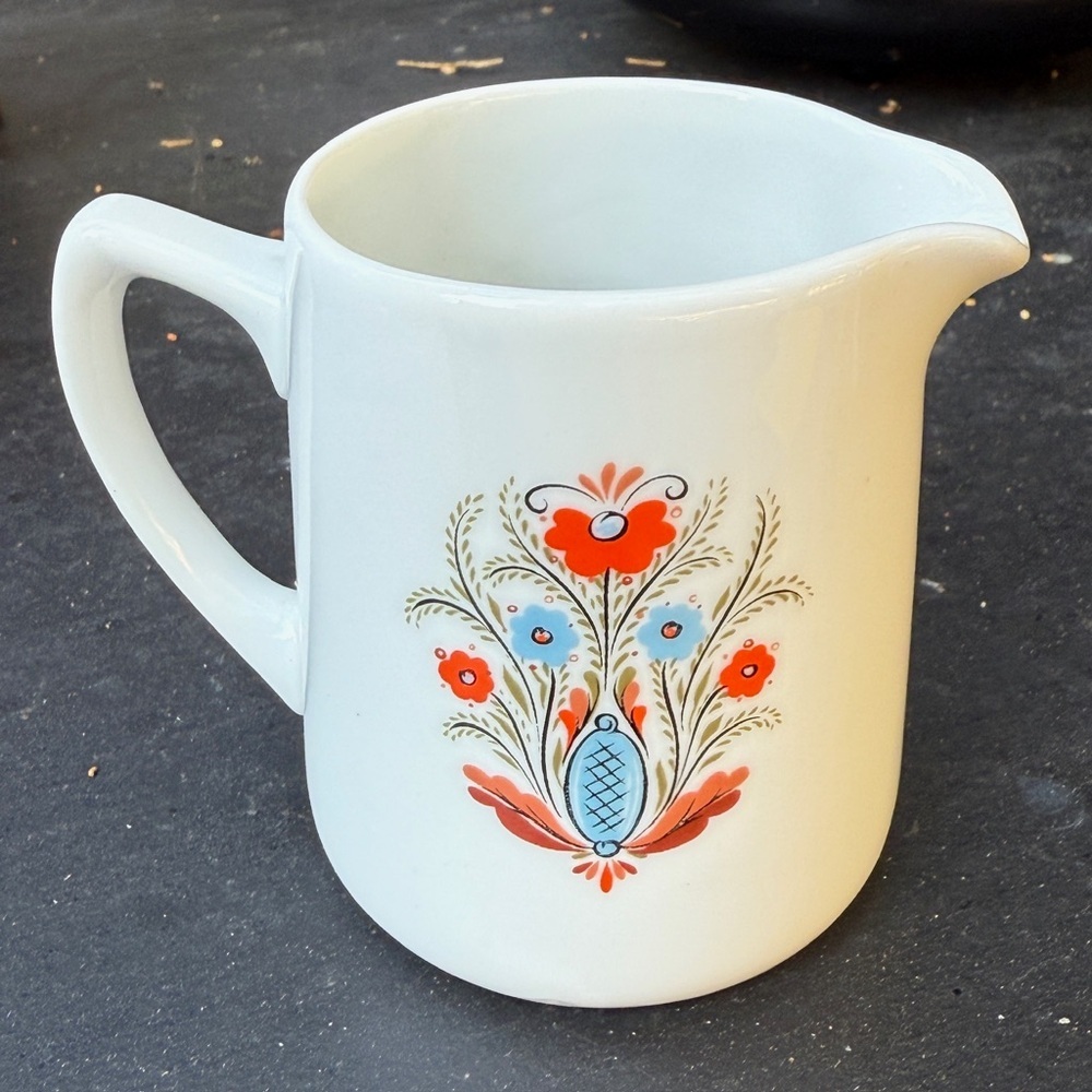 Vintage Berggren Traynor BTR1 Swedish Creamer Red Blue Floral 6 oz - Picture 2 of 5